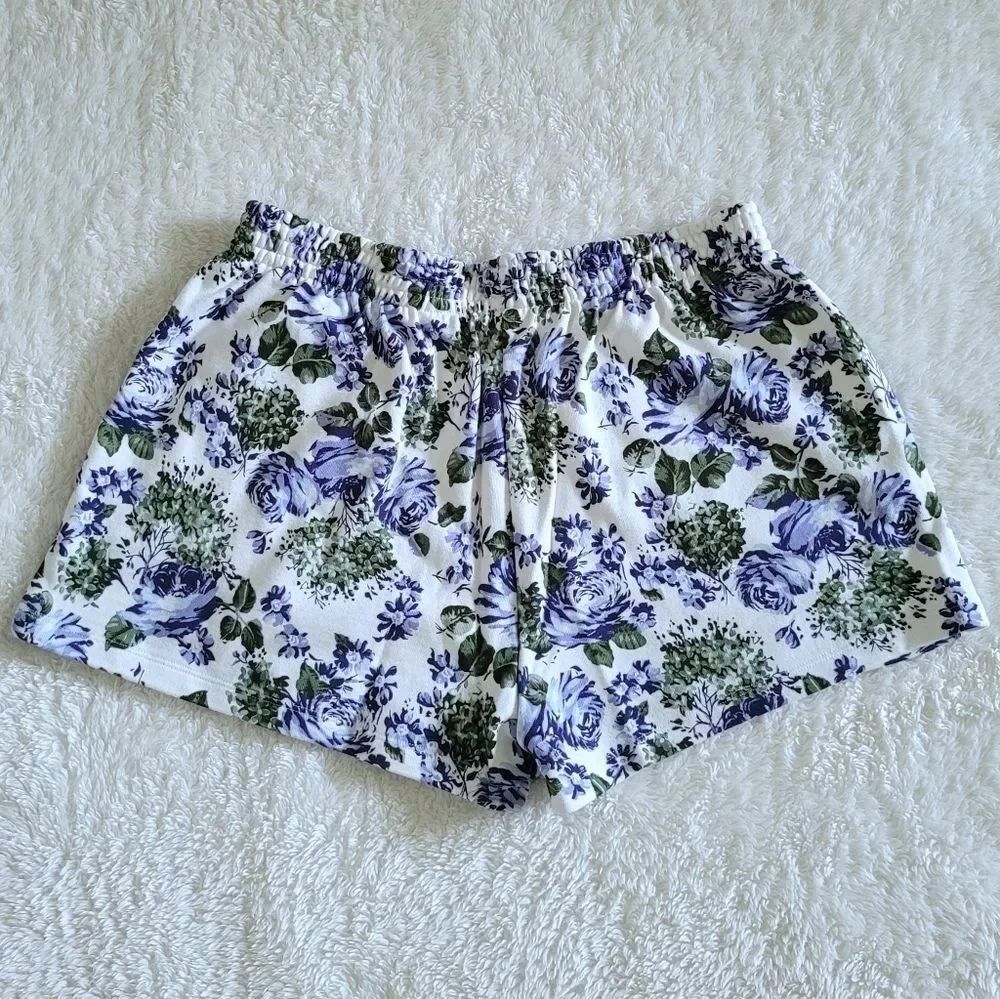 Levi's Floral💐 Shorts - NWT - Picture 2 of 12